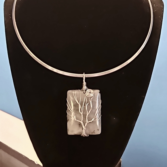 Green stone, Silver-toned PENDANT. (NECKLACE NOT INCLUDED) - Picture 1 of 2